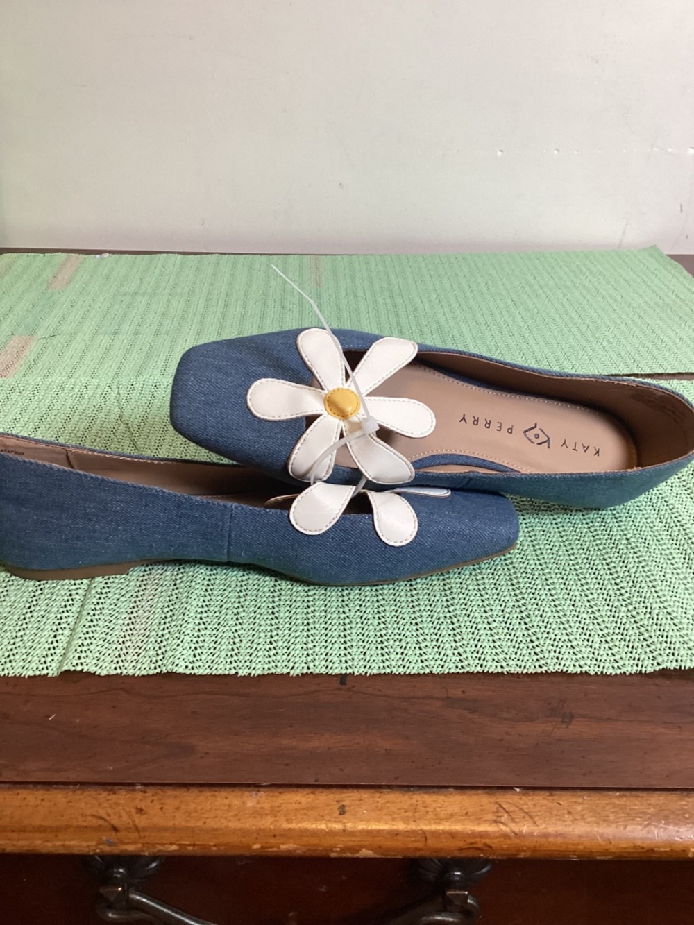 Katy Perry vamp square denim flats with daisy cut out SZ 9 flower power,dainty - Picture 6 of 11